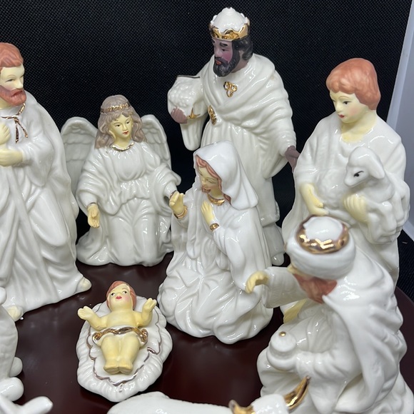 Vintage Home For The Holidays Porcelain Nativity Set with wood base. - Picture 5 of 6